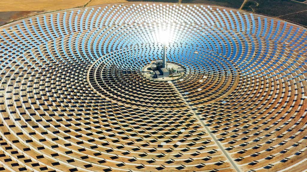 西班牙一家大型循环热电厂的太阳能电池板。