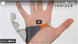 视频:一位英国设计师发明了一种“第三根拇指”，可以通过你鞋子里的压力传感器来控制。